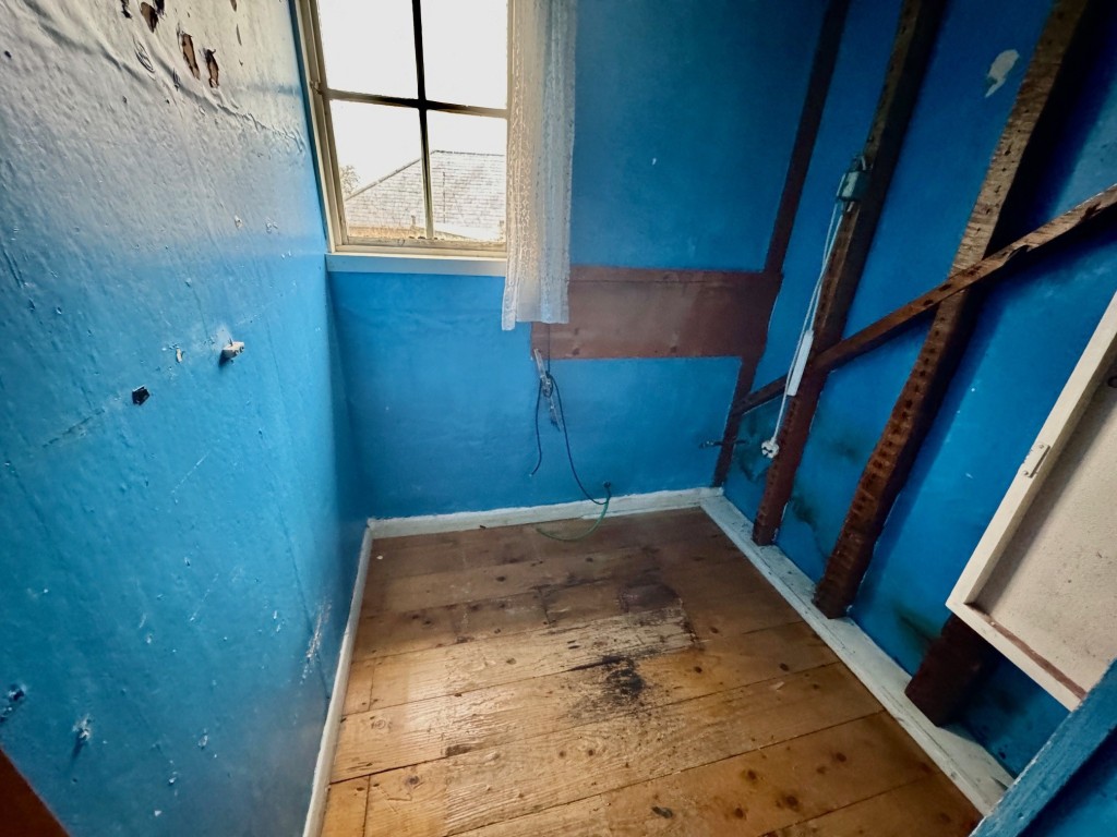 Lot: 31 - DETACHED PERIOD COTTAGE AND ORCHARD LAND - First floor study and former W.C. room